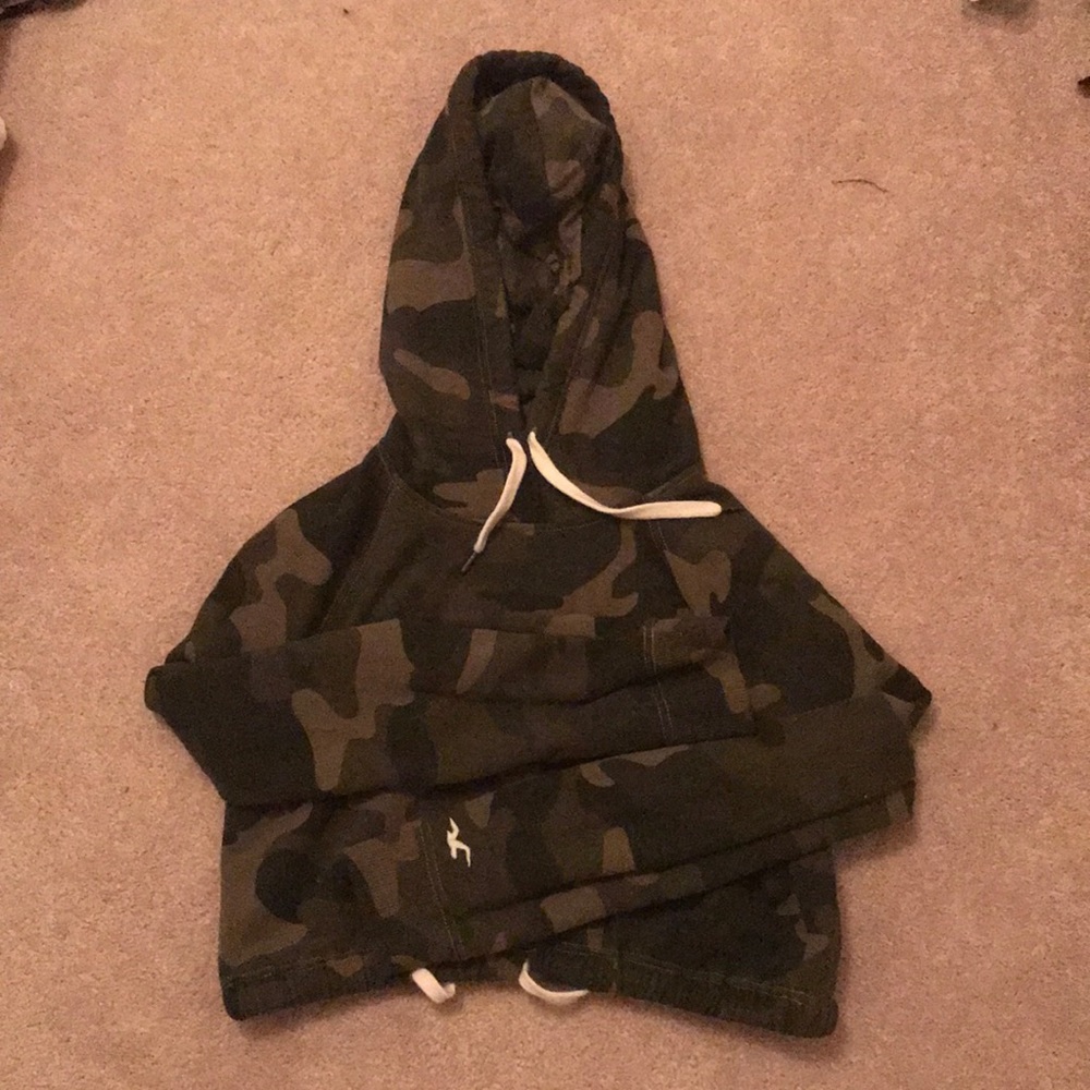 Hollis yet Cropped Army Print Hoodie